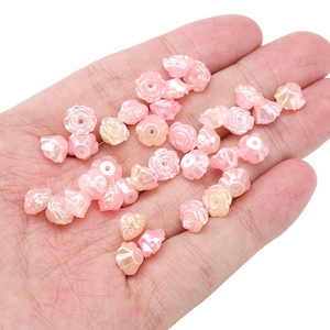 Macro-opname van parelmoer ABS camelia kralen voor DIY sieraden maken en handwerk