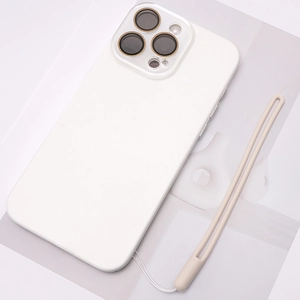 Détail de la coque blanche texturée avec cordon en silicone beige sur un magazine