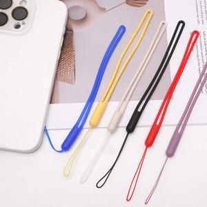 Dragonnes de téléphone en silicone liquide coloré en six couleurs sur un bureau