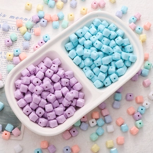 Vista superior de cuentas de acrílico cúbicas de macaron de colores para joyería DIY