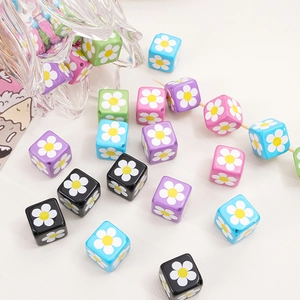 Détail de perles de fleurs carrées colorées en acrylique pour bijoux DIY et bracelets