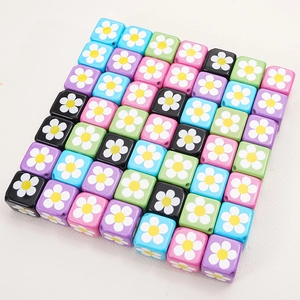 Perles carrées marguerites en acrylique pour bracelets DIY et création de bijoux faits main