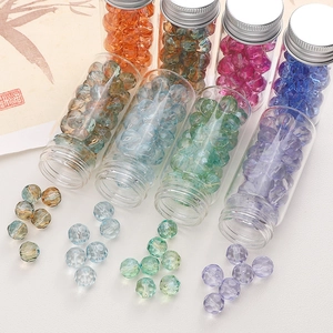 Primer plano de cuentas de vidrio facetadas de colores para creación de joyería DIY