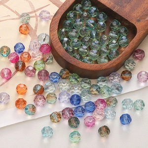 Detalle macro de cuentas de cristal facetado de colores para hacer joyas artesanales