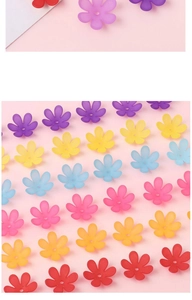 Draufsicht auf farbenfrohe matte Acrylperlen in Blütenform für DIY Schmuckherstellung