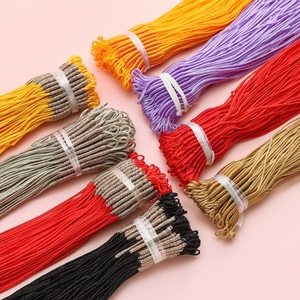 Detailansicht bunter geflochtener Kordeln mit feiner Gold- und Silberdrahtwicklung für DIY-Schmuck