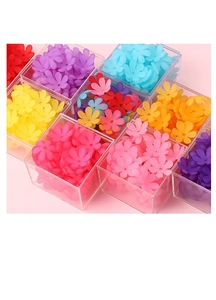Makroaufnahme bunter matter Acryl-Blumenperlen in Boxen für DIY-Schmuckherstellung