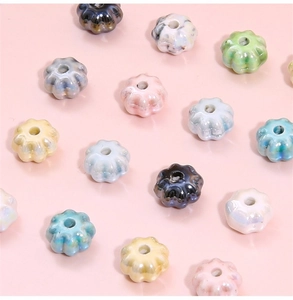 Macro-opname van 10mm keramische pompoenkralen met inktmarmerpatronen voor DIY-sieraden