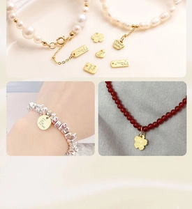 Détails de pendentifs dorés faits main avec gravure et bracelets de perles variés