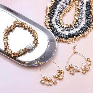 Unregelmäßiges Set aus Goldperlen und Perlen-Schmuck mit Armband und Creolen-Ohrringen