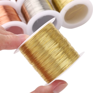 Bunter flexibler Schmuckdraht auf Spulen für DIY-Bastelarbeiten und Perlenstickerei