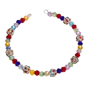 Makroaufnahme bunter Bikone-Kristallperlen und silberner Zirkon-Abstandshalter für DIY-Schmuck