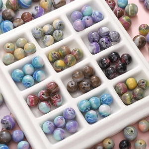 Gros plan détaillé de perles en résine à texture marbrée pour la création de bijoux DIY
