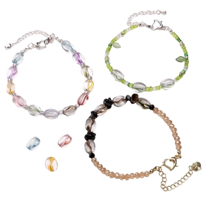 Detailansicht handgefertigter Glasperlen im Kaffeebohnen-Stil für DIY Armbänder