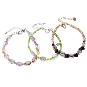 Drei handgefertigte Glas-Kaffeebohnen-Armbänder mit Herzanhängern und Metallketten