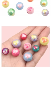 Makroansicht bunter Acrylperlen mit Herzmotiv für DIY-Schmuck und Armbänder