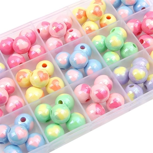 DIY Acryl Macaron Perlen mit Herzmustern in einer transparenten Aufbewahrungsbox