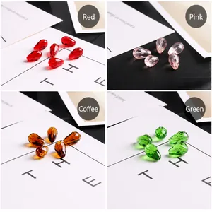 Détails de perles de cristal taillées en forme de goutte d'eau en rouge, rose et vert