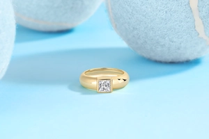 Macro shot of a gold-plated S925 ring featuring a square princess-cut moissanite stone