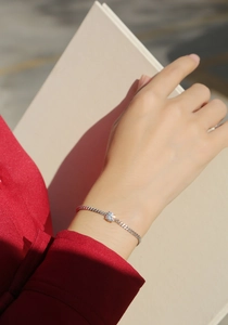Bracciale a catena cubana in argento 925 con pietra moissanite brillante indossato al polso