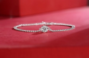Vista macro del bracciale a catena cubana in argento con moissanite centrale scintillante