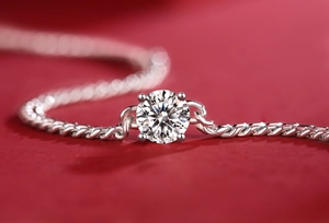 Vista macro del bracciale a catena cubana in argento 925 con moissanite colore D