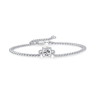 Dettaglio macro del bracciale cubano in argento S925 con moissanite D e chiusura a moschettone