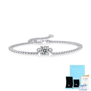 Dettaglio macro del bracciale cubano in argento S925 con Moissanite colore D e certificato GRA