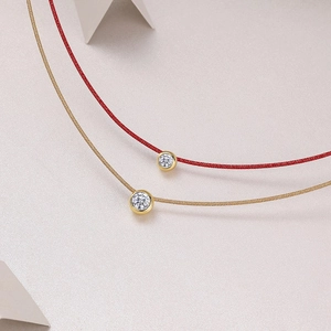 Eleganti collane in argento 925 con cordino rosso, catena dorata e ciondolo moissanite