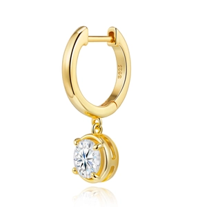 Nahaufnahme von S925 Sterlingsilber vergoldetem Creolen Ohrring mit Moissanit Anhänger