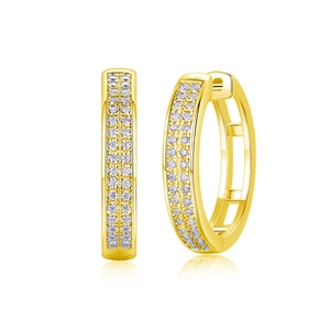 Vue détaillée de boucles d'oreilles huggie dorées avec double rangée de zircons blancs