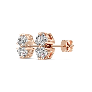 Makroansicht der Roségold-Ohrstecker in Kleeblatt-Form mit glänzenden Herzschliff-Steinen