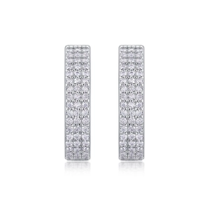 Detailansicht der breiten Creolen aus S925 Sterlingsilber mit Mikro-Pave-Besatz aus Zirkonia