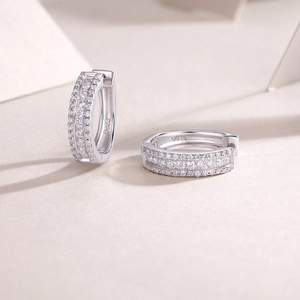 Détail de boucles d'oreilles créoles en argent S925 avec trois rangées de zircons
