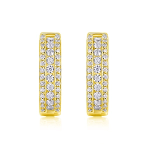 Détail de boucles d'oreilles huggies dorées avec trois rangées de moissanite serties