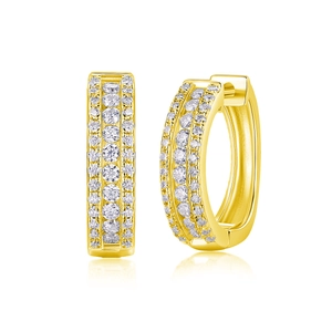 Détail de créoles plaquées or 18 carats avec trois rangées de pierres scintillantes