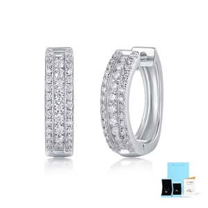 Vue détaillée des boucles d'oreilles huggie en argent S925 avec trois rangées de moissanite