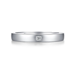 Close-up of a 925 silver adjustable ring featuring a square-set round moissanite