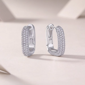 Détail de créoles rectangulaires en argent sterling S925 avec pavé complet de zircons
