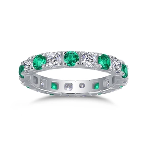 Dettaglio dell'anello in argento S925 con smeraldi verdi e zirconi bianchi incastonati a griffe