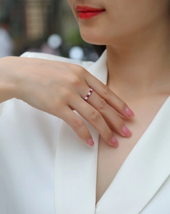 Classic S925 silver ring featuring alternating red and white stones on a female model