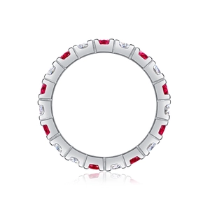 Dettaglio anello eternity in argento S925 con pietre rosse e bianche alternate