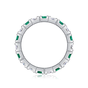 Dettaglio macro dell'anello in argento S925 con pietre verdi e bianche alternate