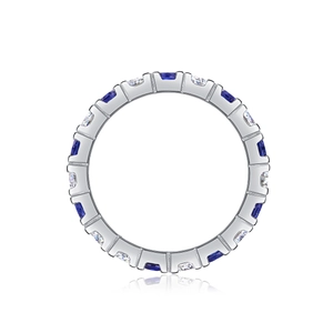 Dettaglio macro dell'anello eternity in argento S925 con pietre preziose blu e trasparenti
