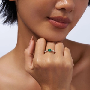 Élégante bague en argent S925 avec émeraude verte ovale et diamants portée par un mannequin