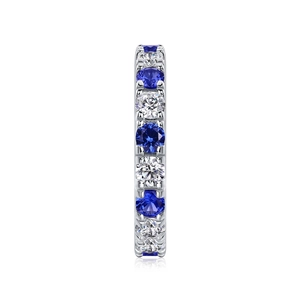 Dettaglio macro dell'anello eternity in argento S925 con pietre blu e bianche alternate