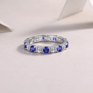 Dettaglio anello in argento S925 con pietre preziose blu e bianche incastonate