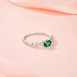 Détail macro du poinçon S925 en argent et de l'émeraude ovale sur l'anneau de la bague