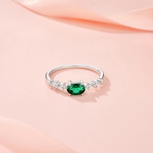 Bague élégante en argent sterling S925 avec émeraude ovale et diamants latéraux brillants