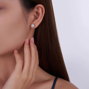Nahaufnahme klassischer S925 Silber-Ohrstecker mit rundem Diamanten im Brillantschliff